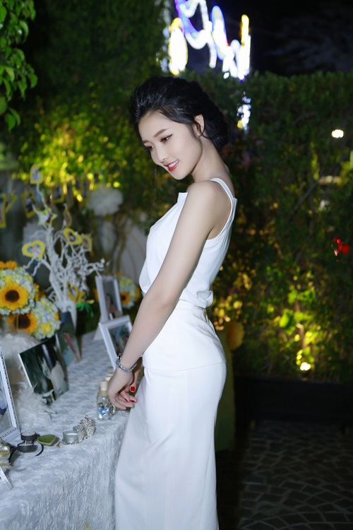 Hoa hậu Triệu Thị Hà rơi nước mắt trong sinh nhật tuổi 23 1